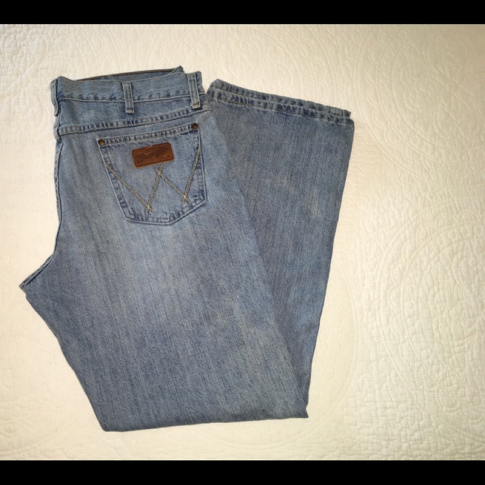 MEN'S 36x32 WRANGLER RETRO® RELAXED FIT BOOTCUT JEAN IN CREST